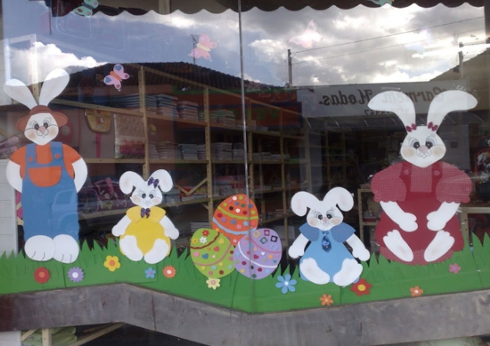 Vitrine de loja com adesivos de coelhos e ovos de Páscoa.