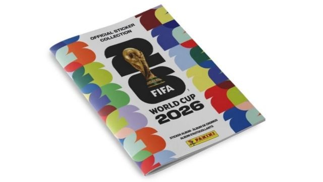 Álbum de figurinhas oficial da Copa do Mundo 2026 da Panini, com elementos geométricos coloridos na capa.