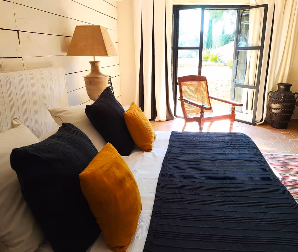 Chambre donnant sur exterieur