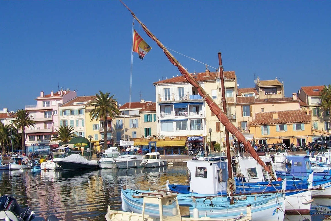 LA VLLA DES OLIVIERS ET LE PORT DE SANARY