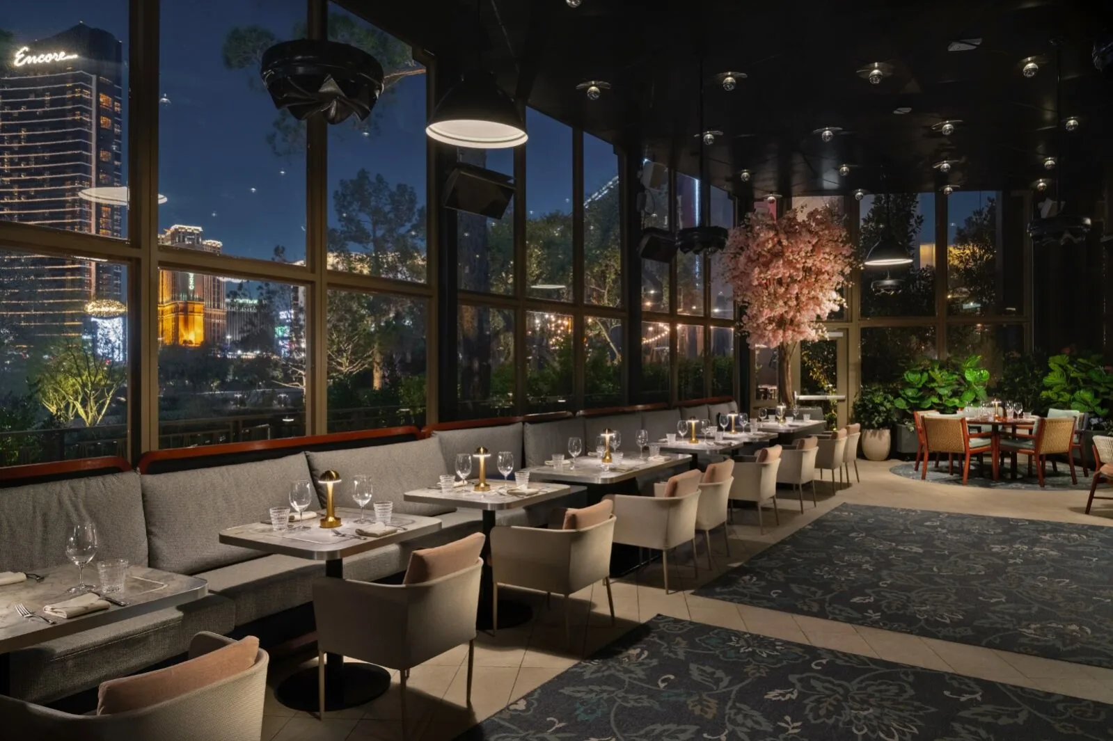 Carversteak patio banquette seating along the windscreen wall with the Strip skyline behind
