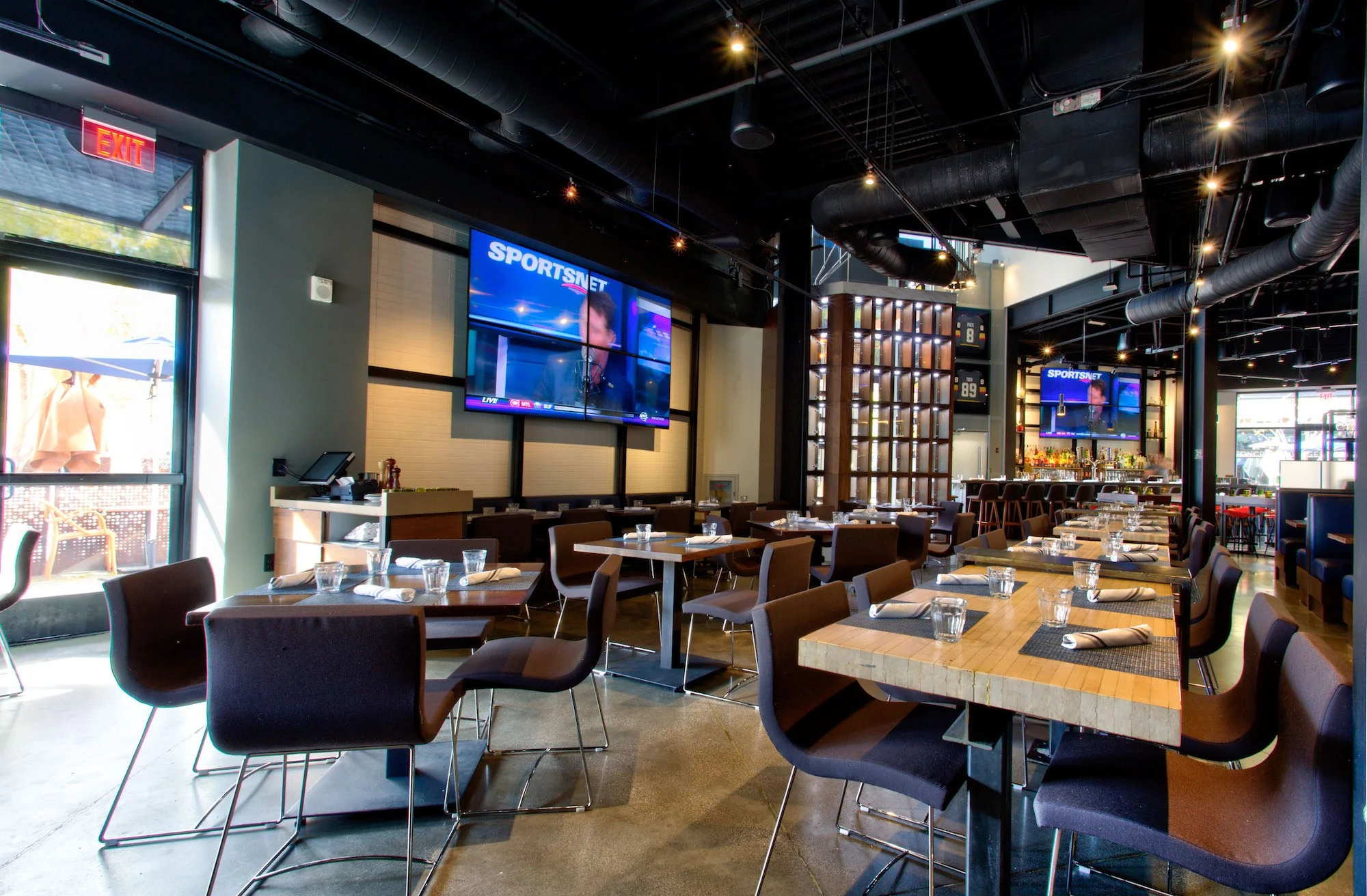 The main dining room at Wolfgang Puck Players Locker