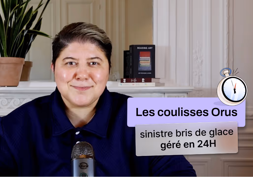 Personne souriante devant un micro, texte annonçant gestion sinistre bris de glace en 24h.