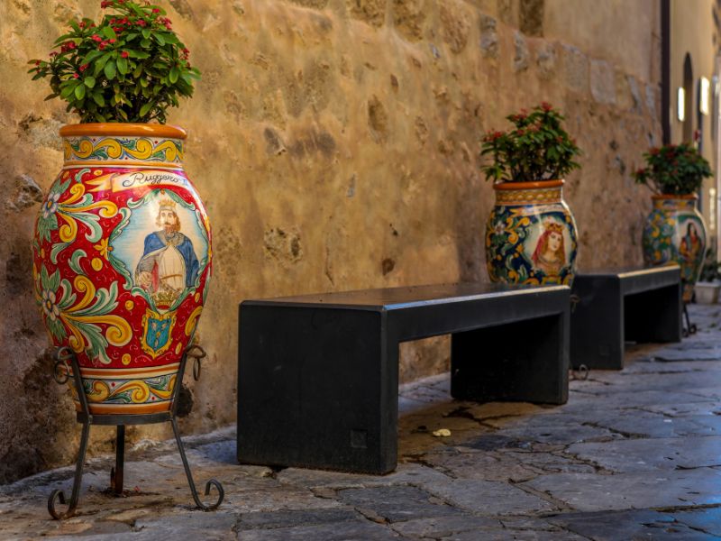 Vasi di ceramica in un vicolo siciliano