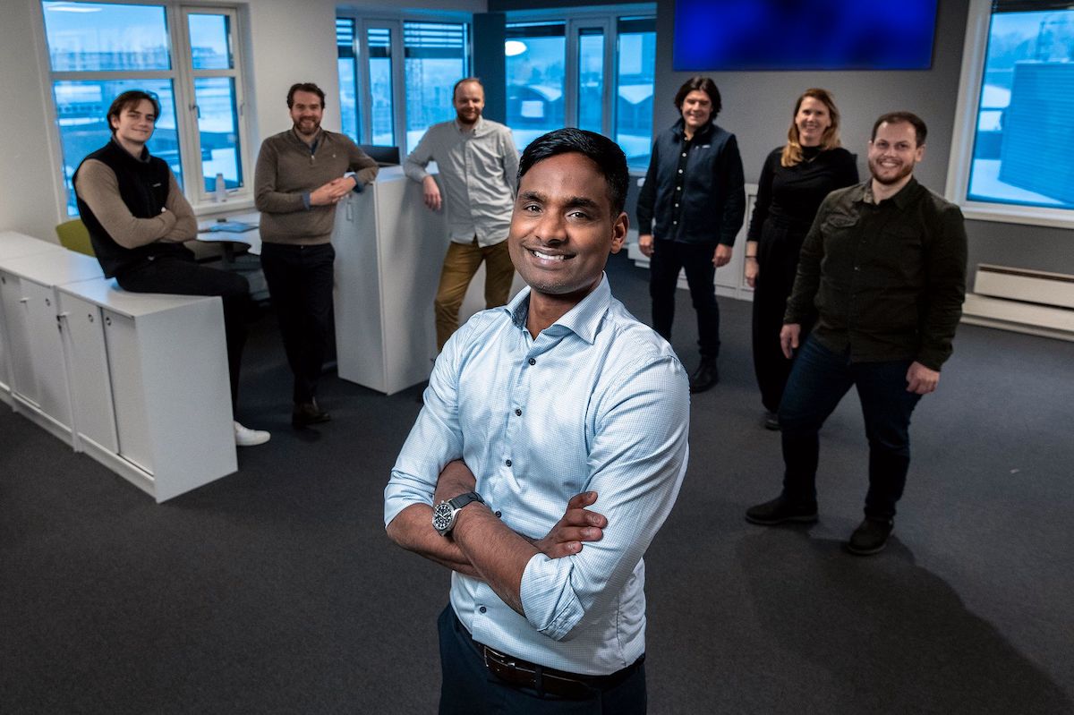 grunder og CEO i forgrunnnen. seks av de ansatte rett bak