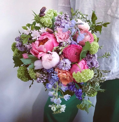 nydelig blomsterbukett med mye rosa blomster