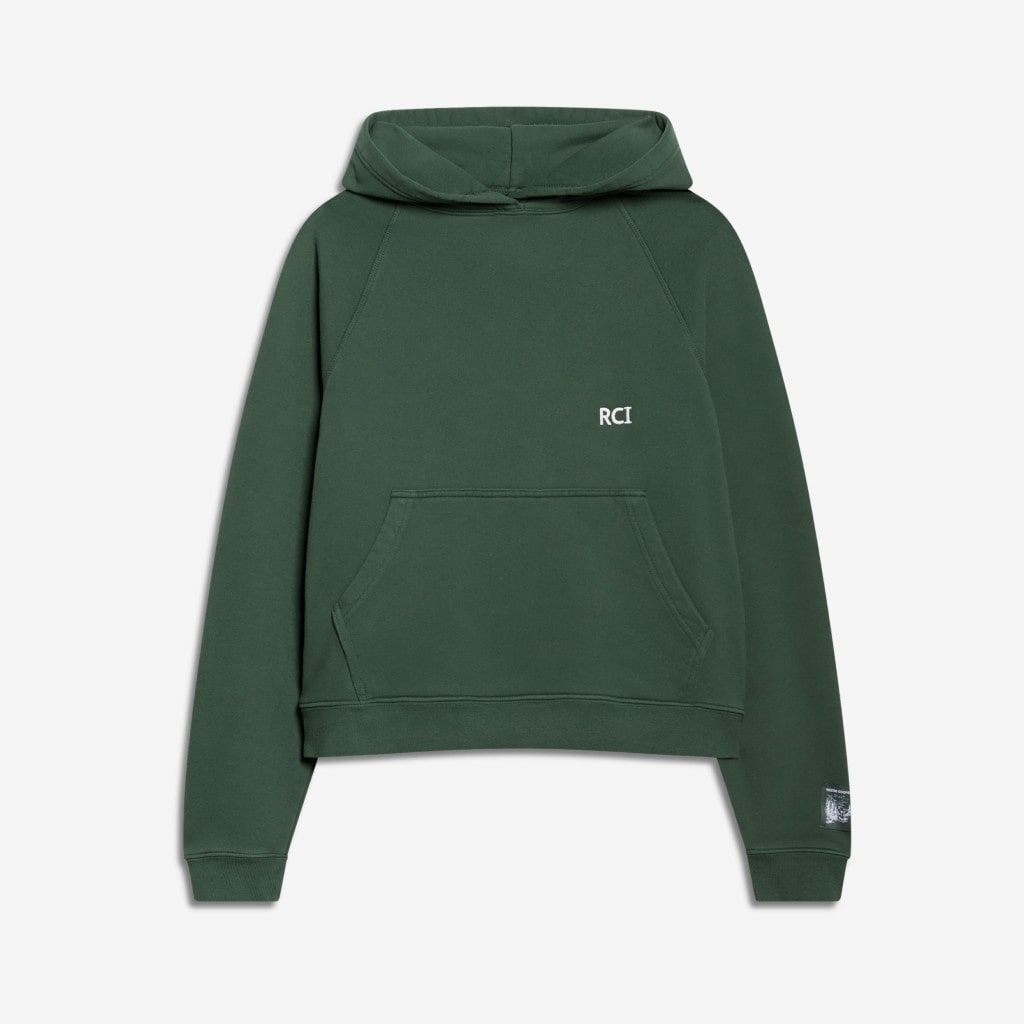 How to Photograph Clothes for Sale Guide: Expert Tips for 2026