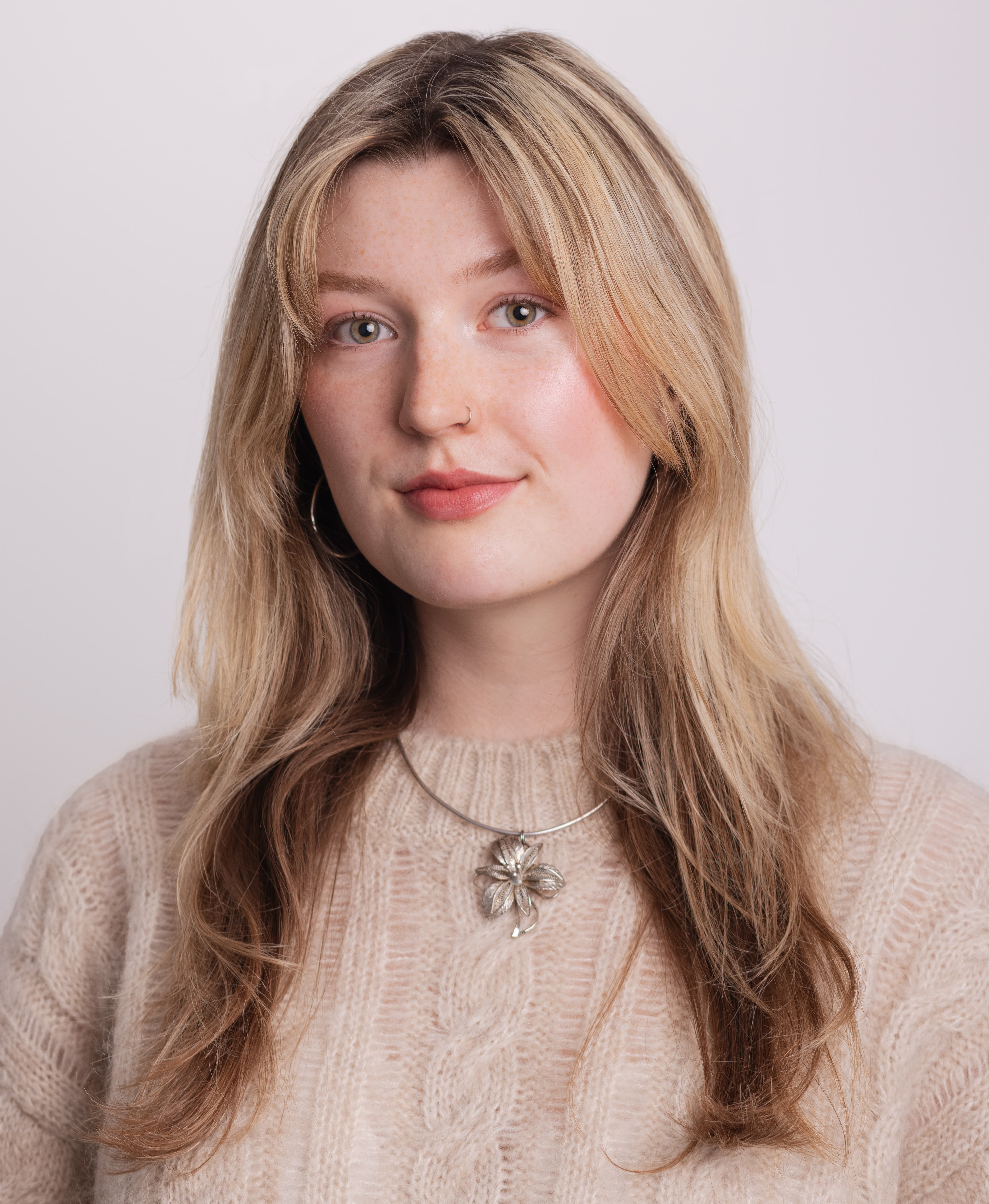 Porträtfoto von Sinja H., studentische Mitarbeiterin der Praxis Lyonn