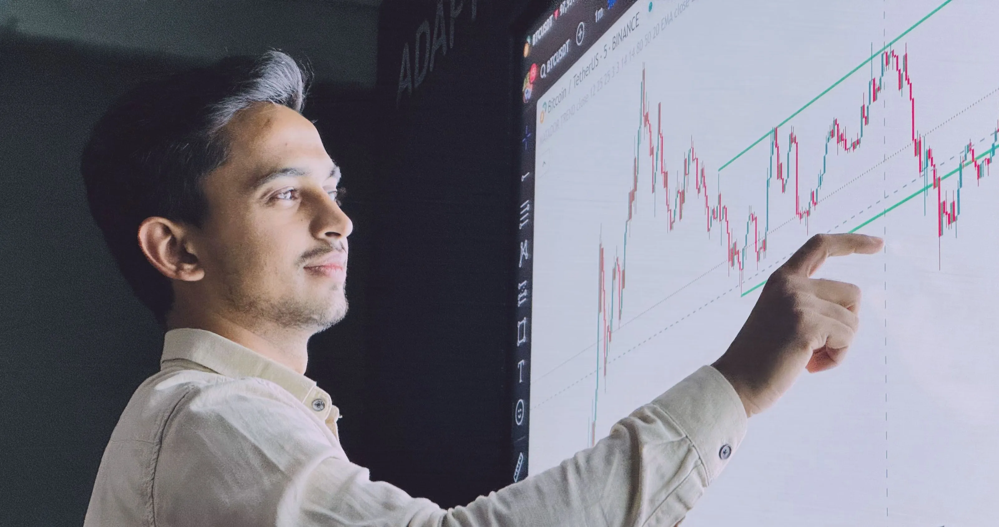 Man presenting a graphic for digital marketing