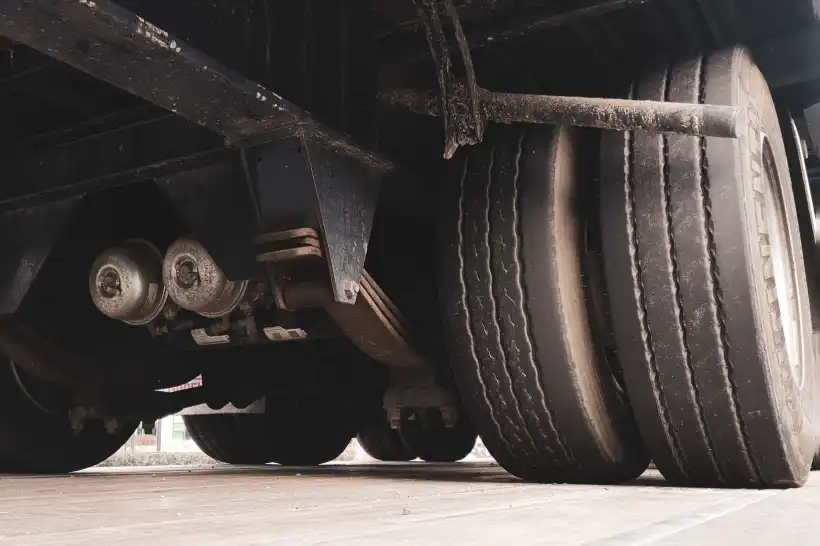 Uneven tread wear on dual rear tires indicates poor tire alignment on heavy-duty suspension with leaf springs.