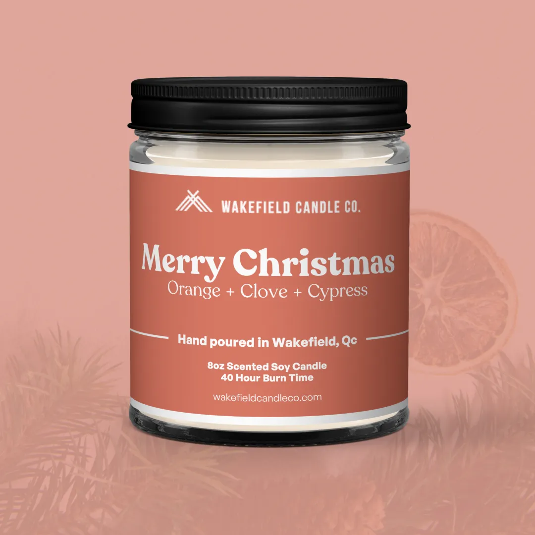 La bougie saisonnière de Wakefield Candle Co. nommée Merry Christmas. Voici le devant de la bougie, avec l'étiquette en traduction française.