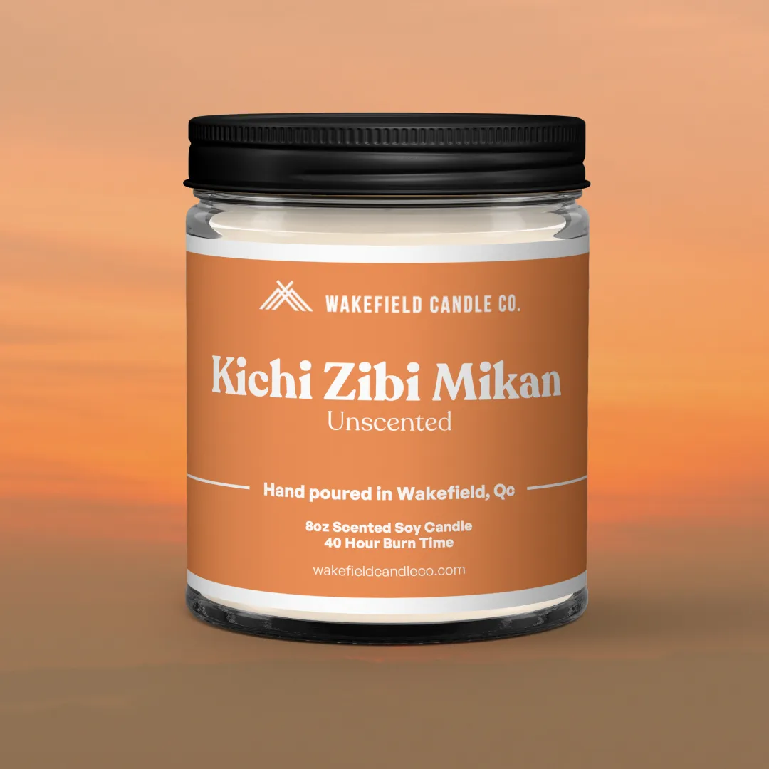 La Kichi Zibi Mikan, la toute dernière bougie de la collection de Wakefield Candle Co. L'image montre le devant de la bougie avec la traduction anglaise.
