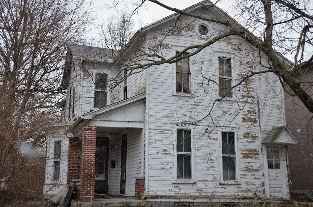 Historic home showing various risk factors - Home insurance for historic homes Historic home showing various risk factors - Home insurance for historic homes