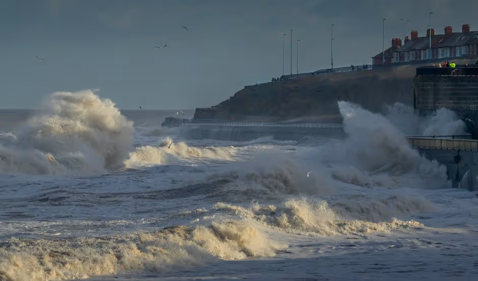 Kennebunkport waves crashing on seawall during coastal storm - Home insurance for luxury homes Kennebunkport waves crashing on seawall during coastal storm - Home insurance for luxury homes