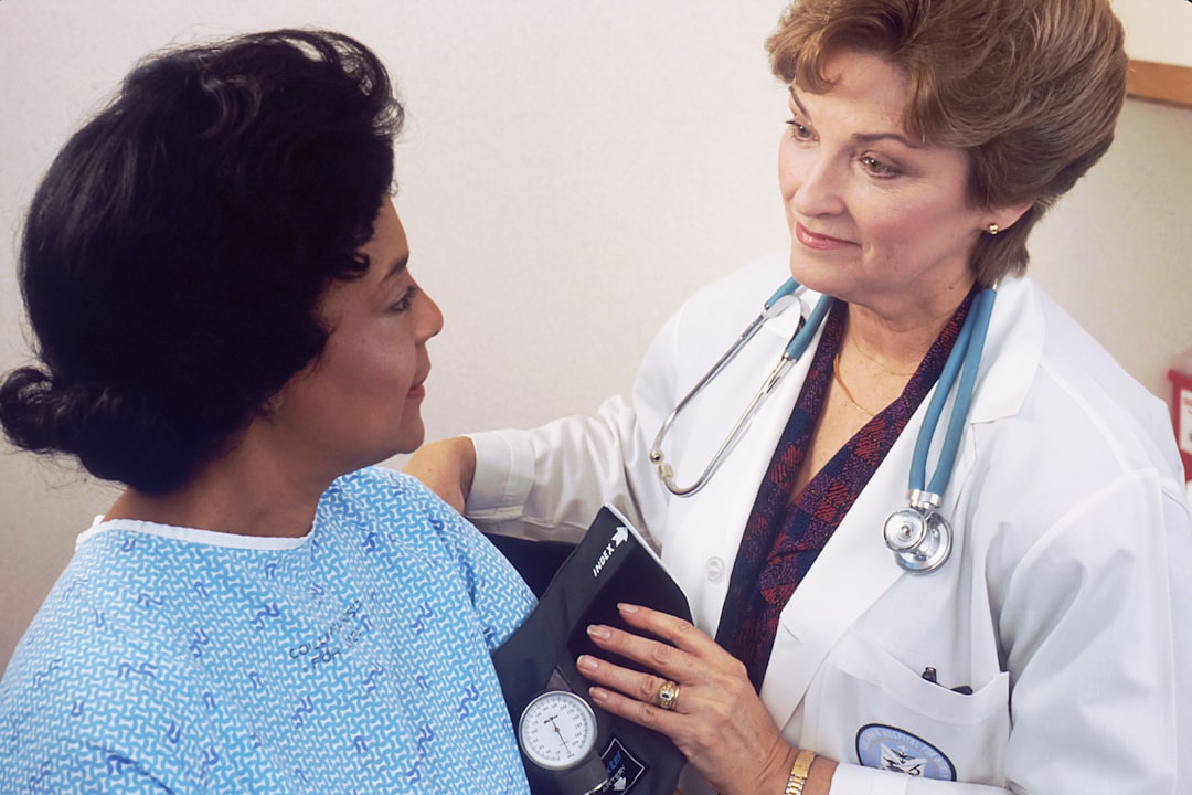 patient talking to nurse - how to get wellness checks without insurance in maine patient talking to nurse - how to get wellness checks without insurance in maine