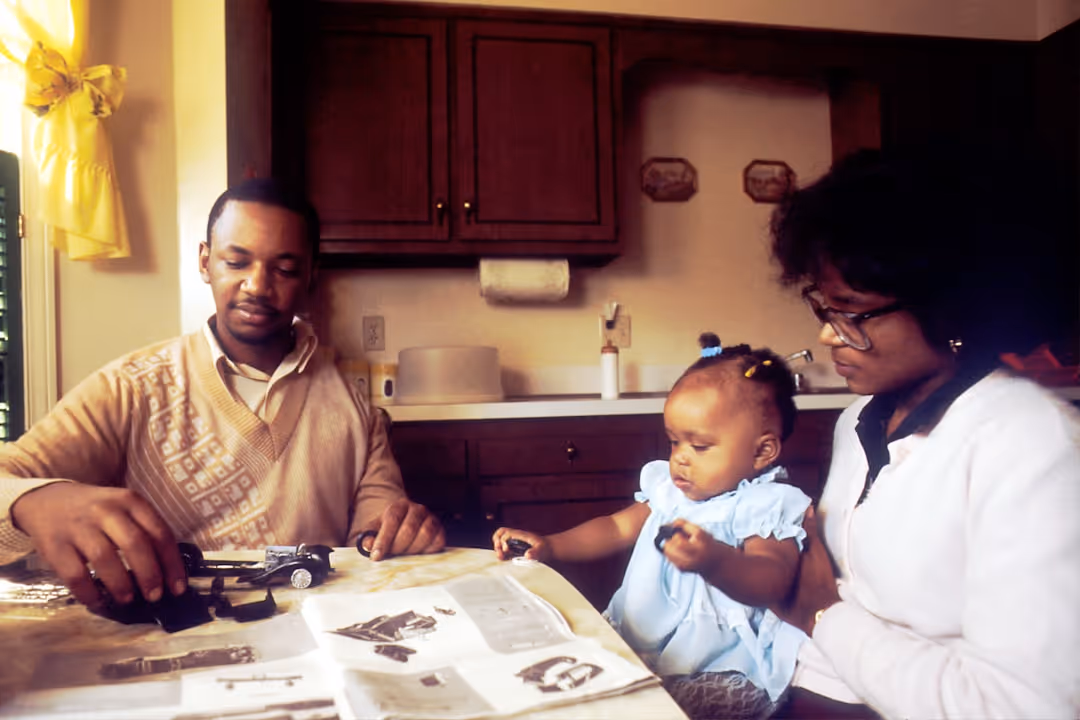 Family discussing bundling home and auto insurance policies - Safe driver discount