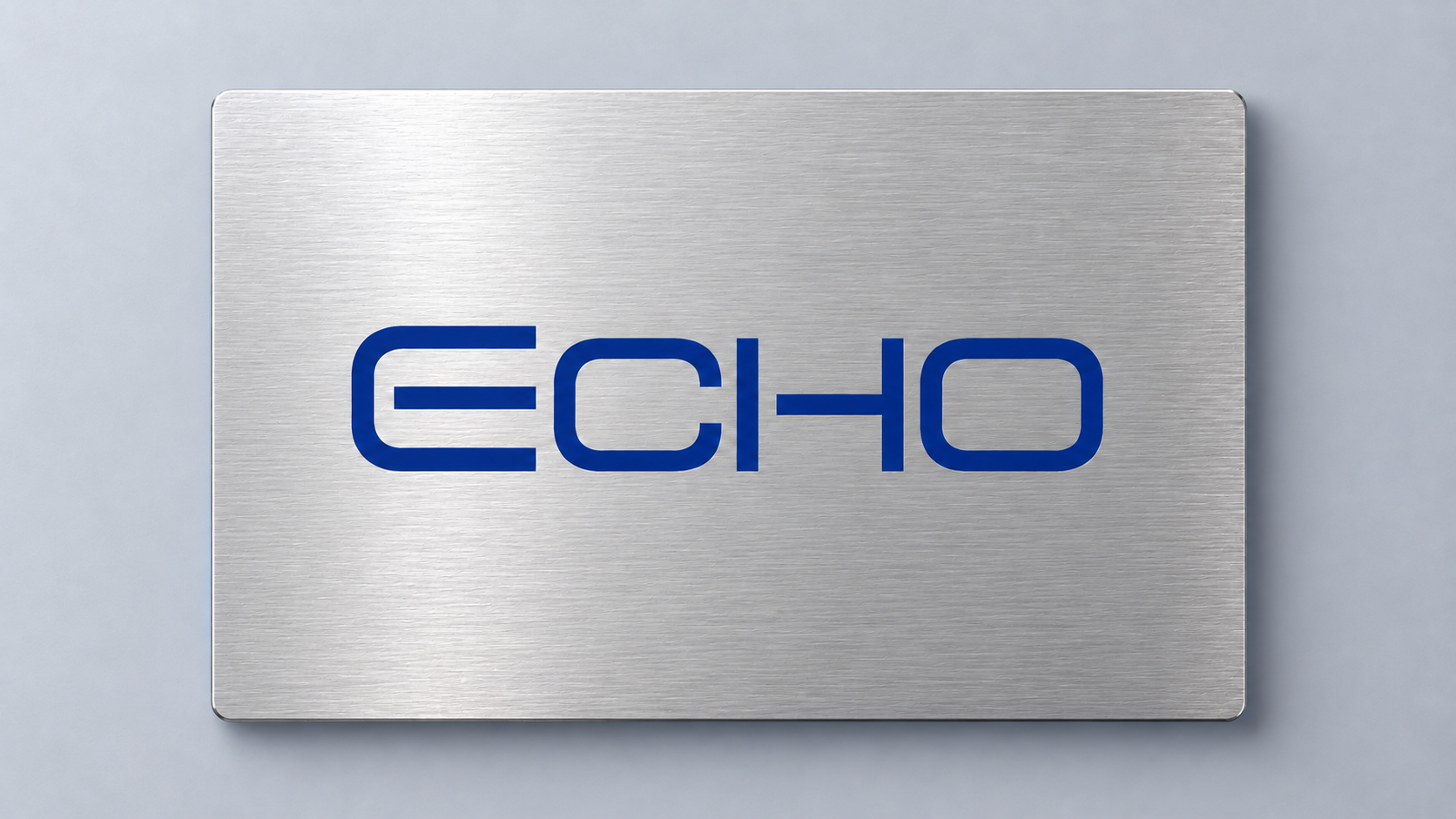 ECHO-Wortmarke auf gebürsteter silberner Metallkarte