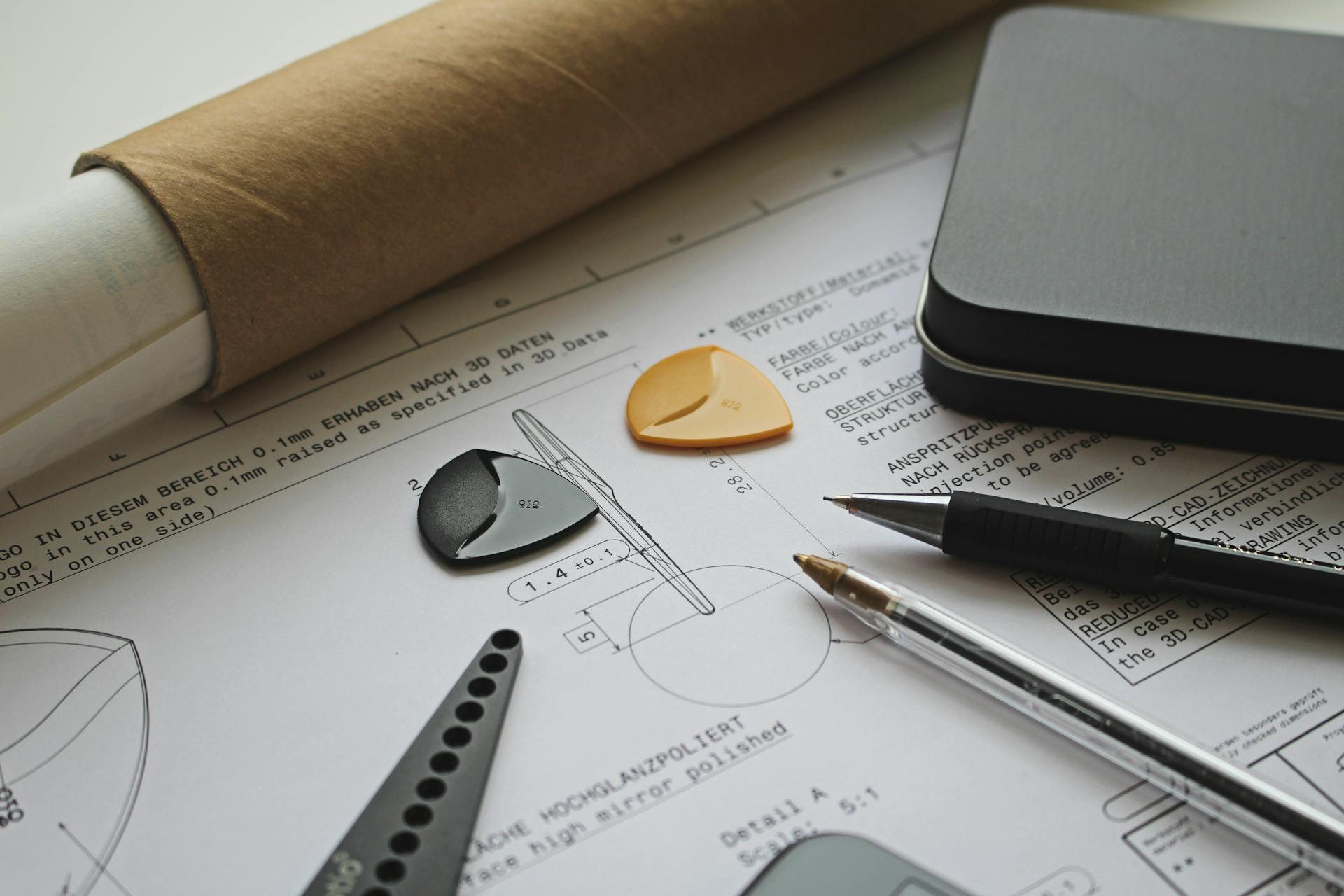 Webdesignerin skizziert den Aufbau eines Onepagers als Wireframe auf Papier