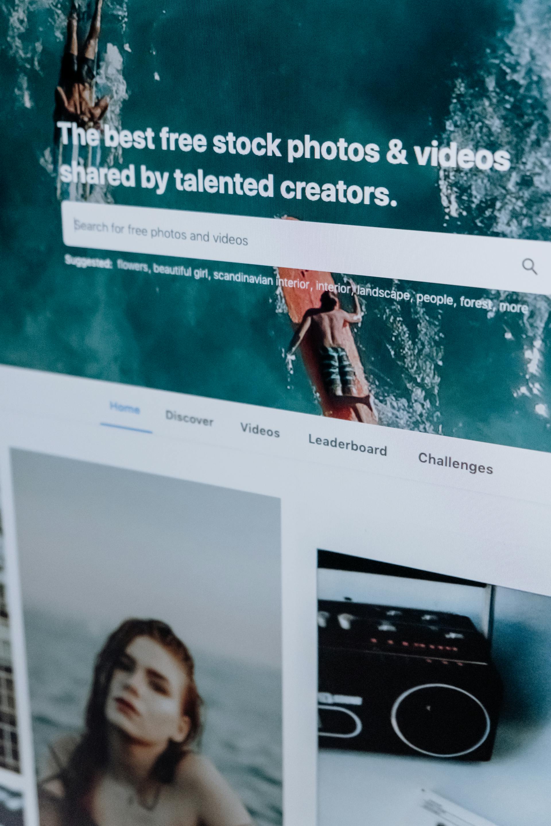 Smartphone-Display zeigt Bilderbibliothek mit Foto-Repository als Sinnbild für strukturierte Bilder SEO Optimierung