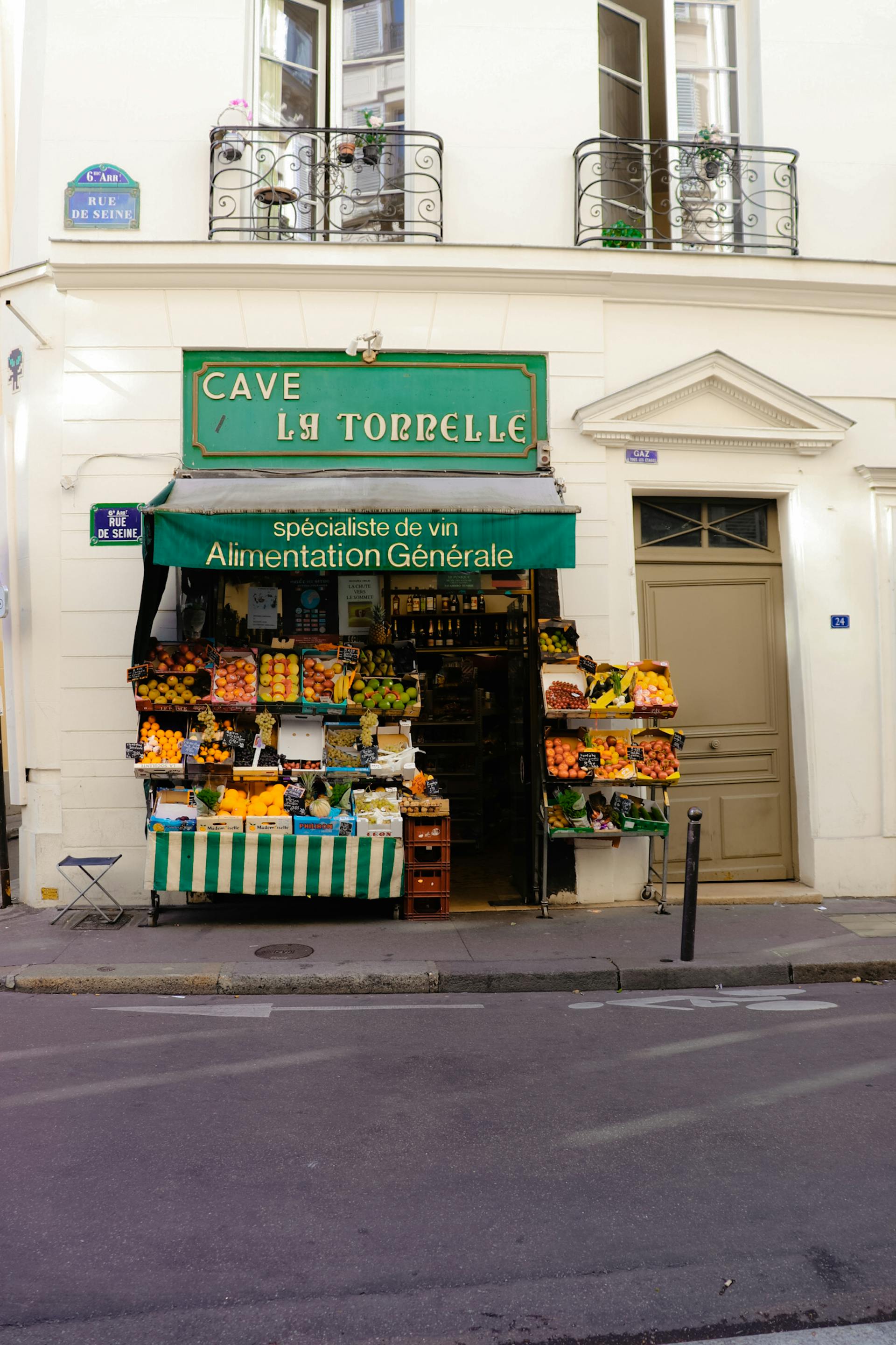 Traditionelles lokales Ladengeschäft mit Schaufenster auf belebter Straße als Symbol für lokale Google-Sichtbarkeit
