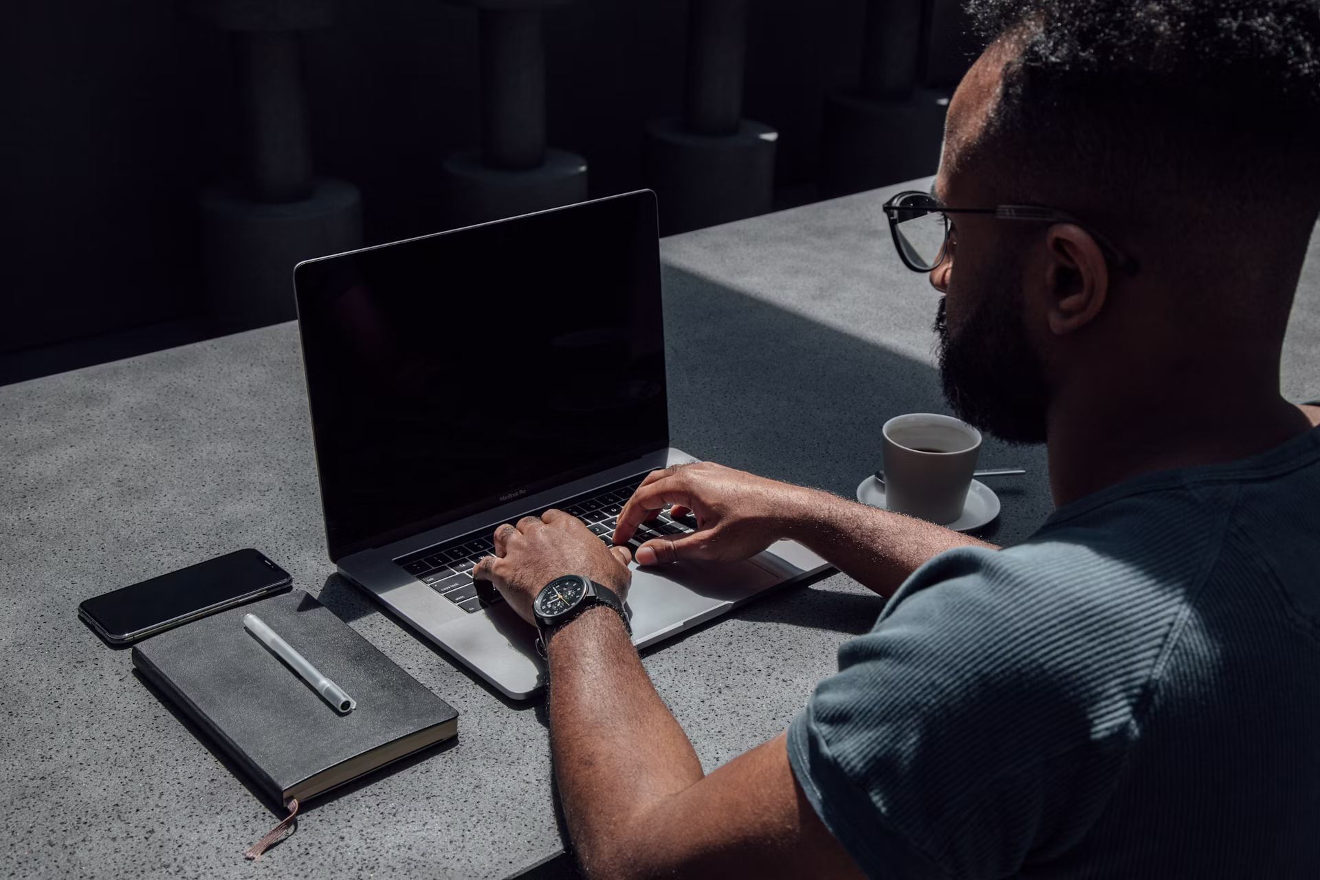 Person arbeitet am Laptop und erstellt einen Newsletter für E-Mail-Marketing