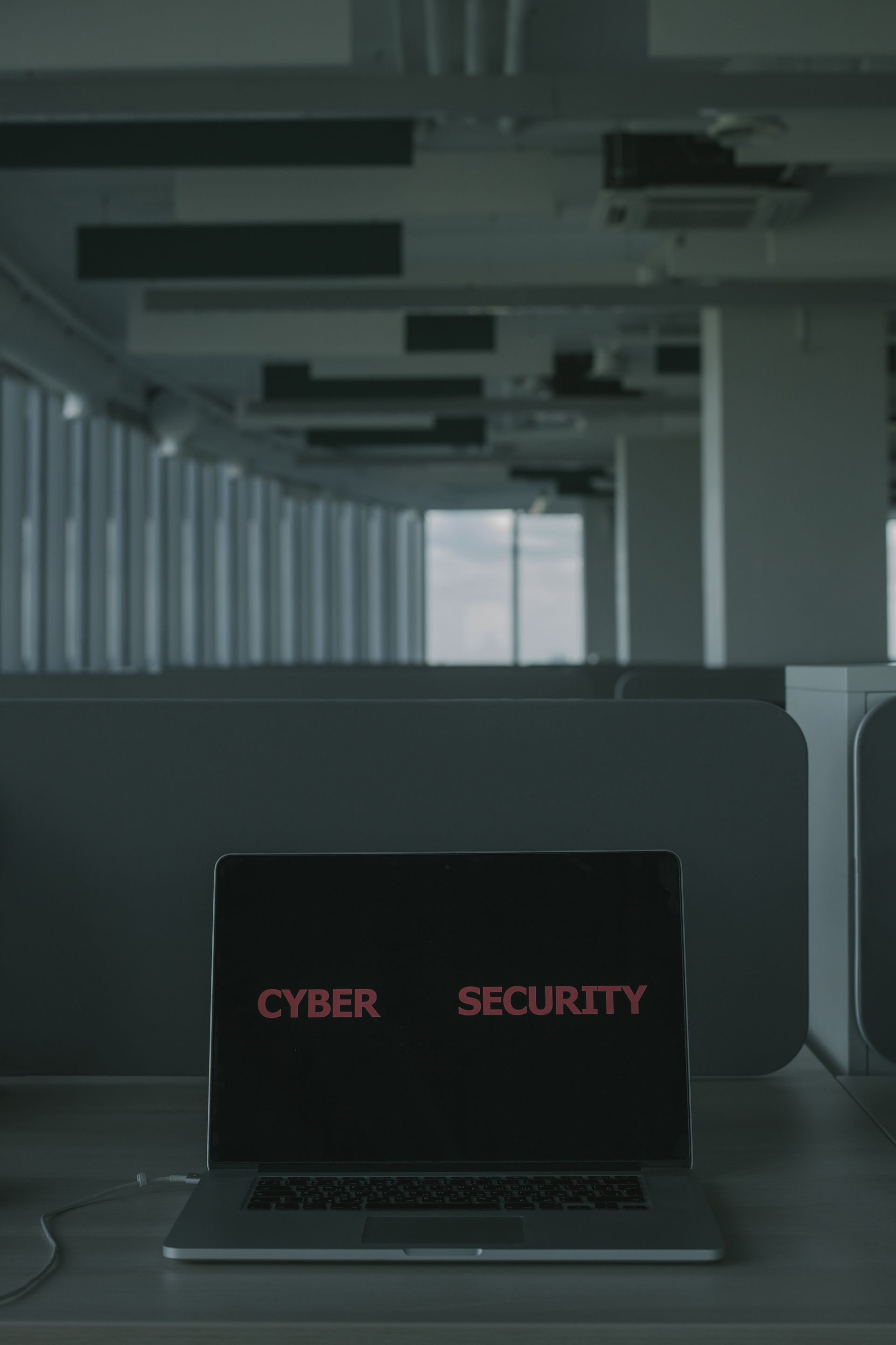 Laptop mit Cyber-Security-Hinweis auf dem Bildschirm – Symbol für Webflow DSGVO-Konformität