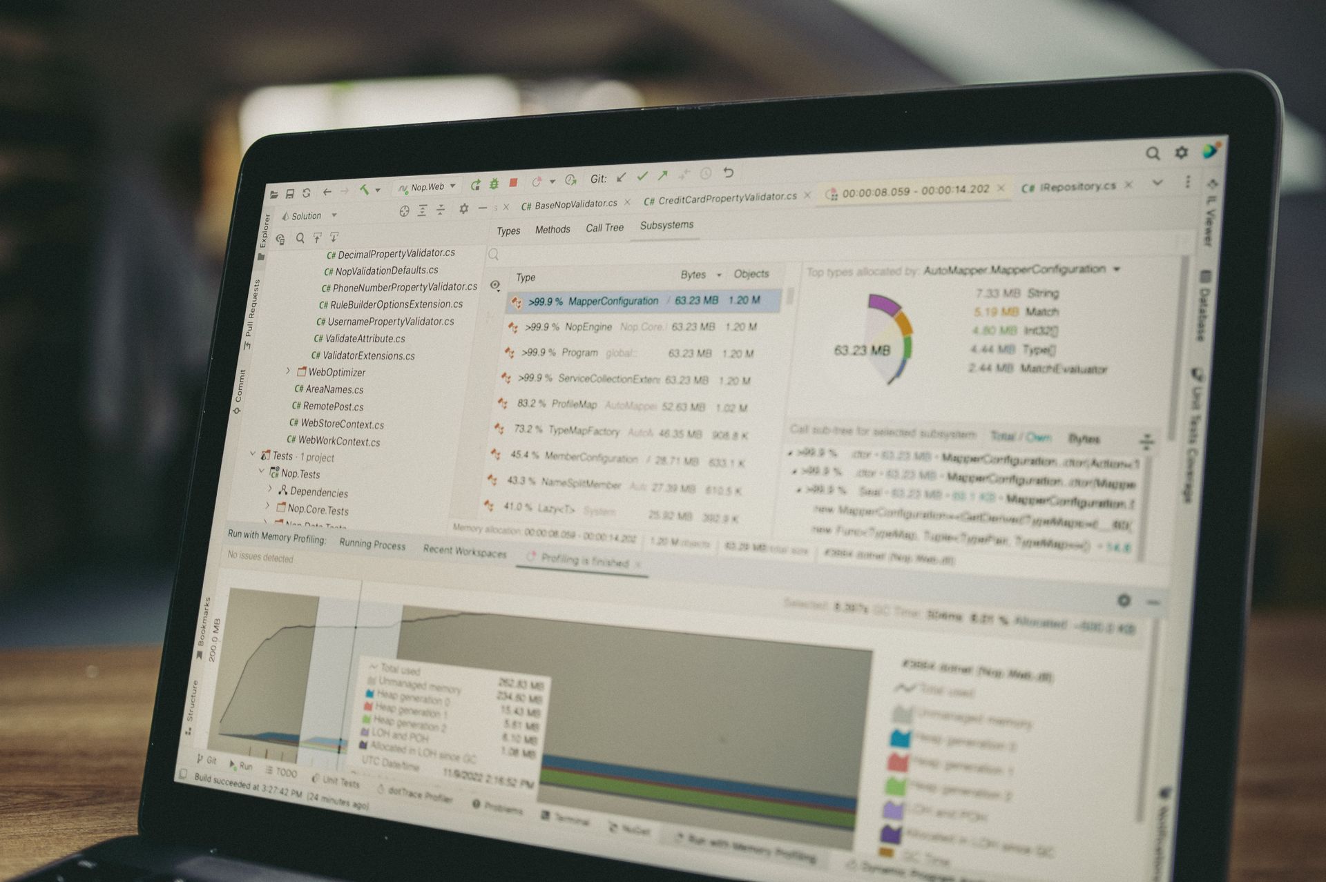 Laptop-Bildschirm zeigt Analytics-Dashboard zur Auswertung von UTM-Parametern und Kampagnen-Tracking
