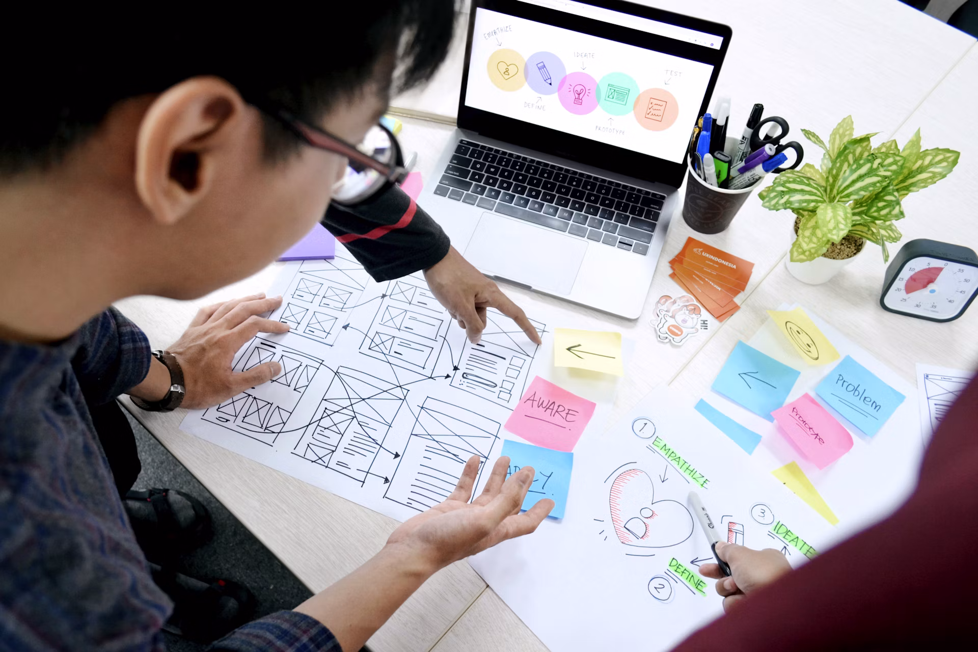 Person plant den Aufbau einer Website am Laptop – Entscheidungsgrundlage für Webflow oder Framer