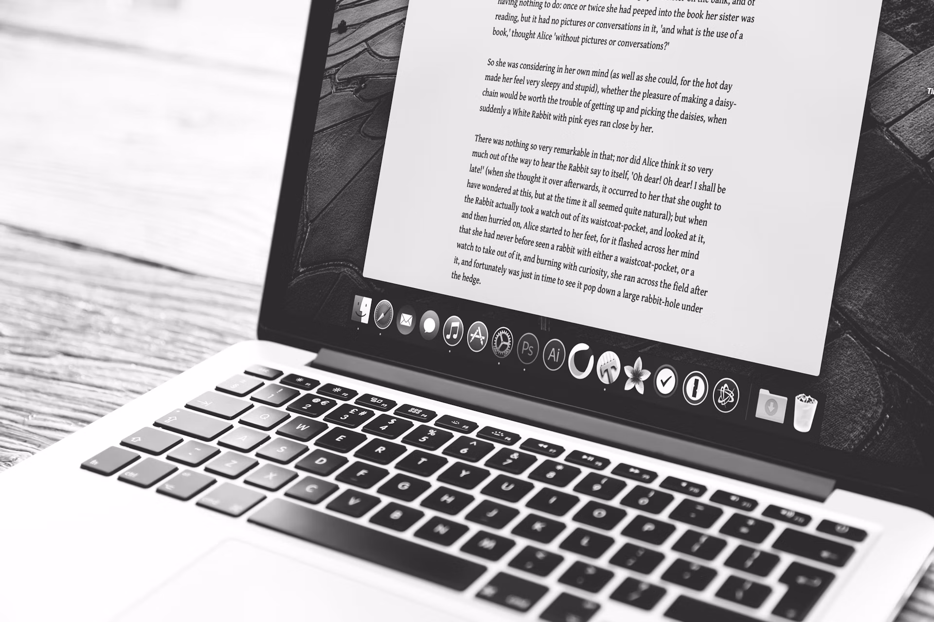 Person arbeitet an einem Laptop mit einer CMS-Oberfläche für den Aufbau eines Webflow-Blogs