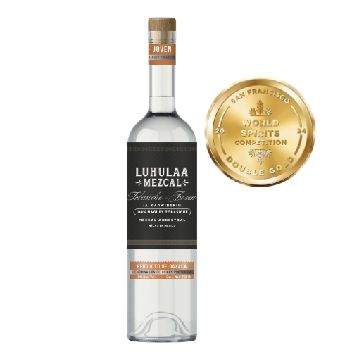 Botella de mezcal Luhulaa Joven Tobasiche con etiqueta negra y medalla de oro doble del San Francisco World Spirits Competition 2024.