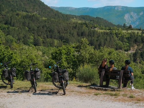 Personnalisez votre escapade : l'art du voyage sur mesure à vélo électrique