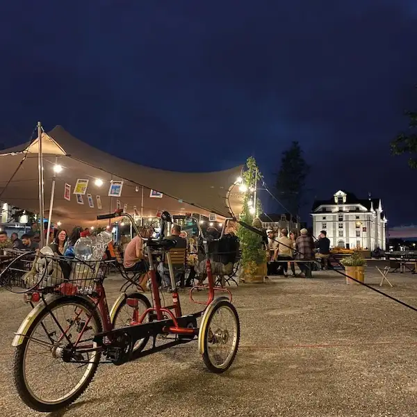 Zeltwerk am See fotografiert am Abend mit wunderbarer Sunset-Stimmung