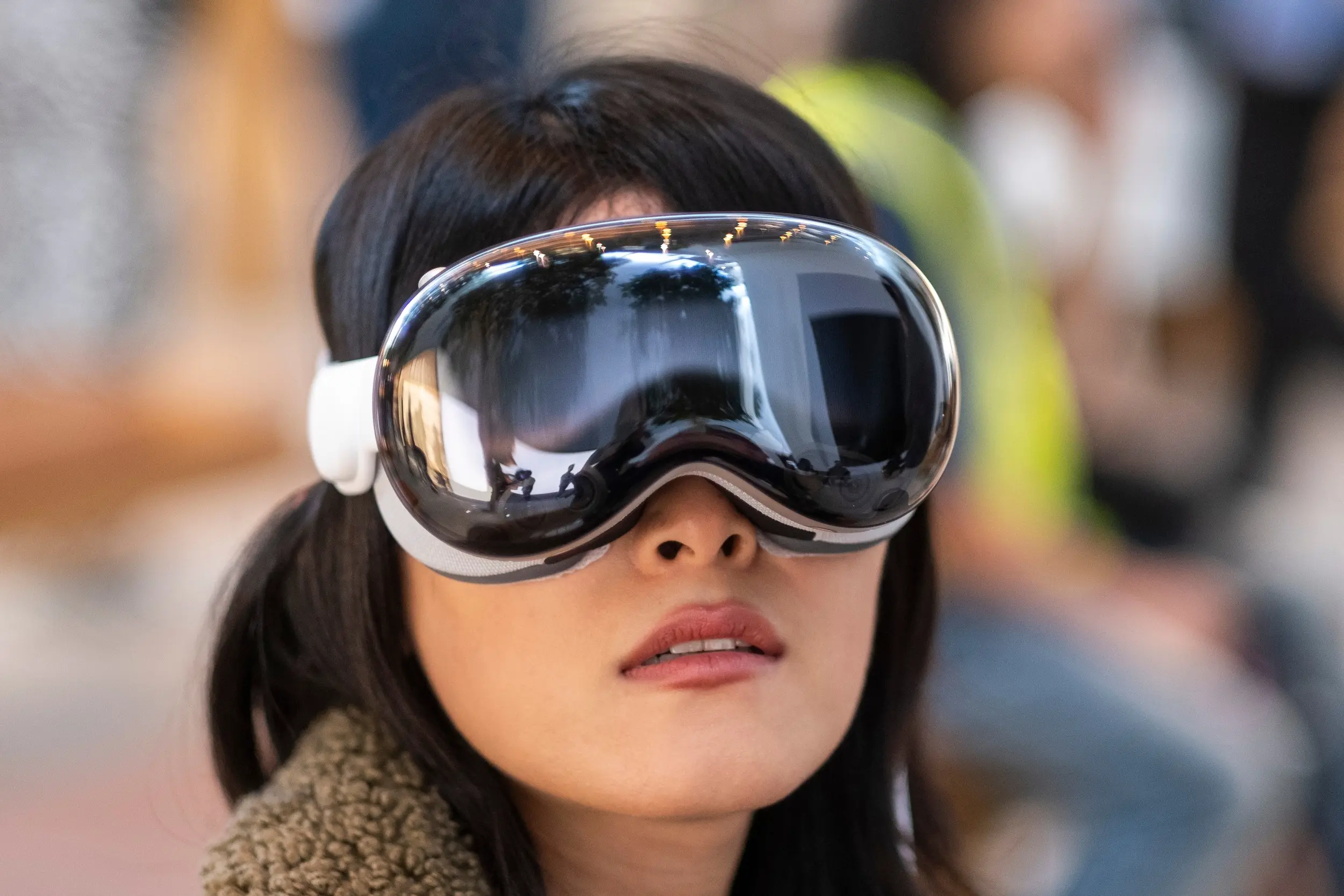 Image de professionnel qui porte l'Apple vision Pro