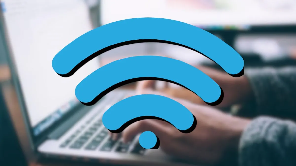 Icône Wi-Fi devant un ordinateur portable qui ne se connecte pas au réseau