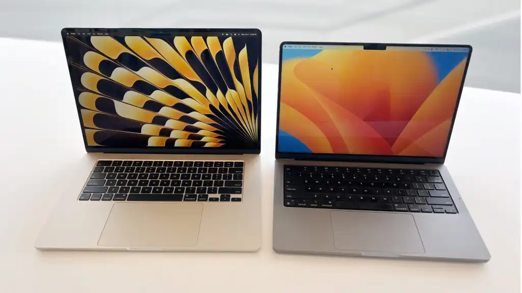 MacBook Air et MacBook Pro ouverts côte à côte sur une table blanche