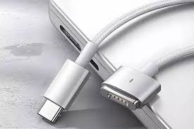 Câbles de charge USB-C et MagSafe en gros plan
