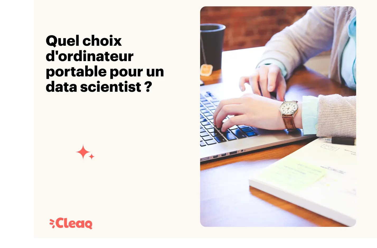 Personne travaillant sur un ordinateur portable posé sur un bureau en bois