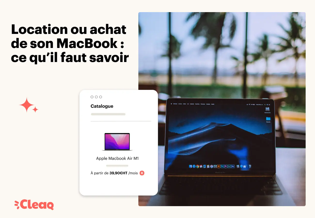 MacBook ouvert sur une table face à une plage bordée de palmiers