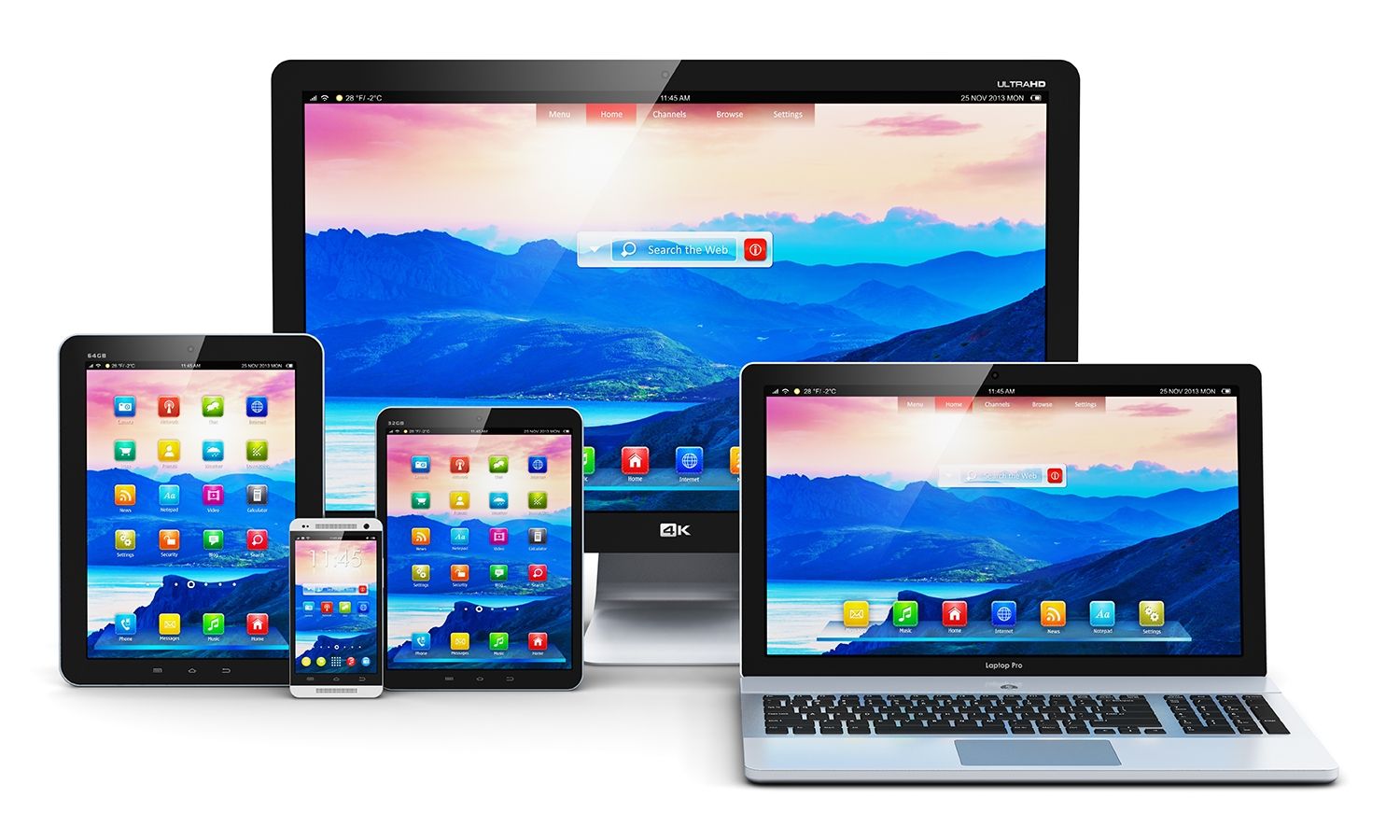 Ordinateur de bureau, ordinateurs portables, tablettes et smartphones réunis sur fond blanc