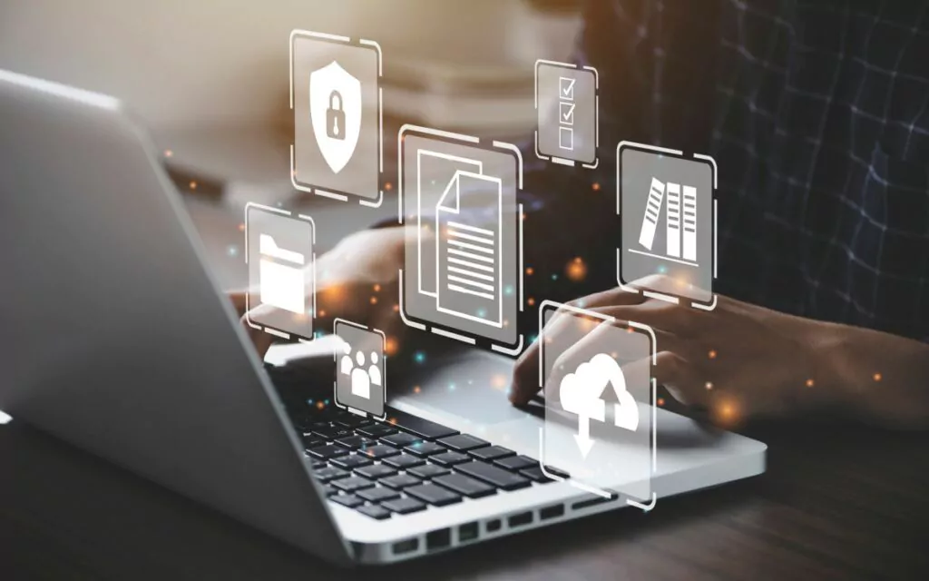 Ordinateur portable entouré d'icônes de documents et de cloud en surimpression