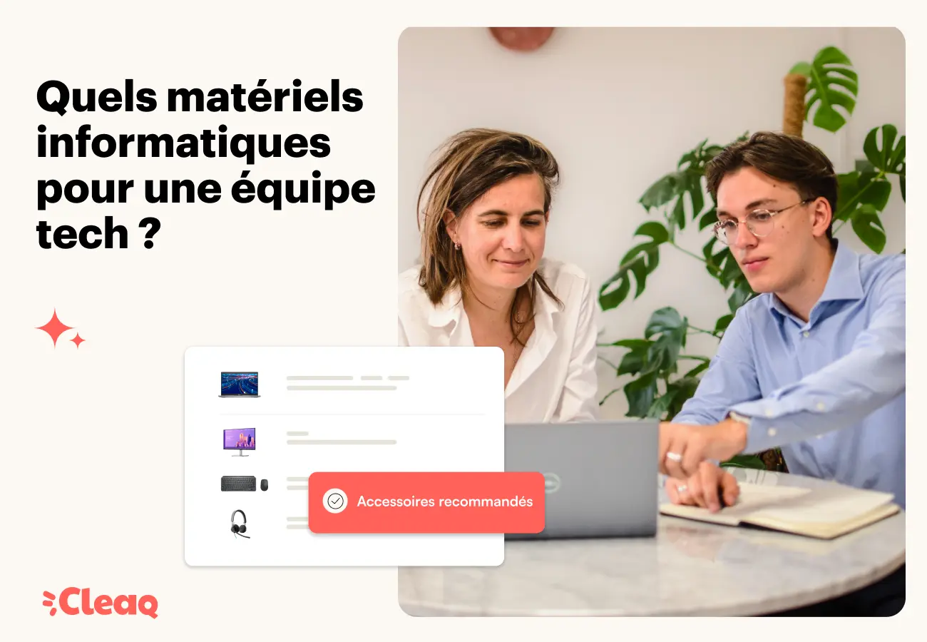 Deux collègues souriants travaillant ensemble sur un ordinateur portable