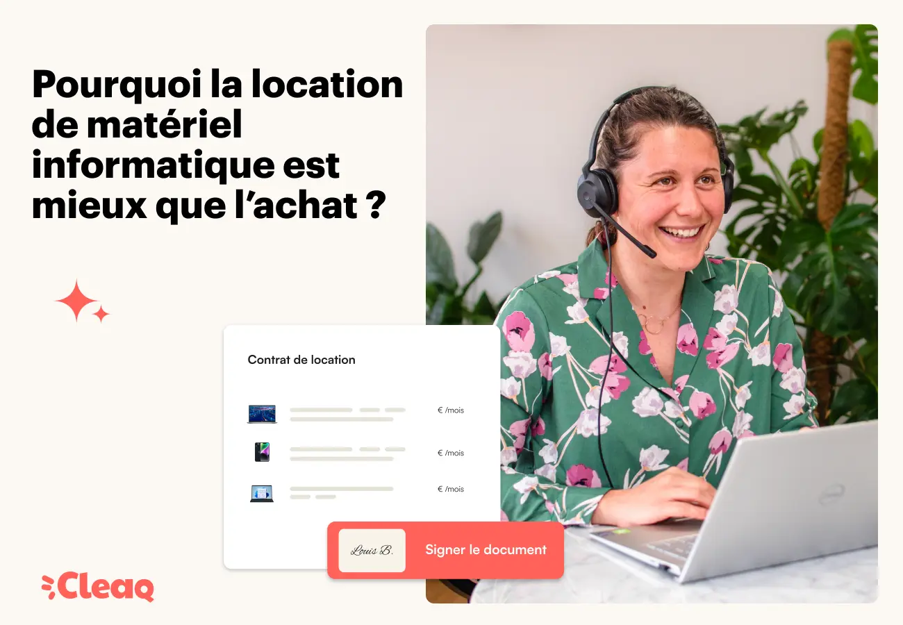 Femme souriante portant un casque-micro devant son ordinateur portable