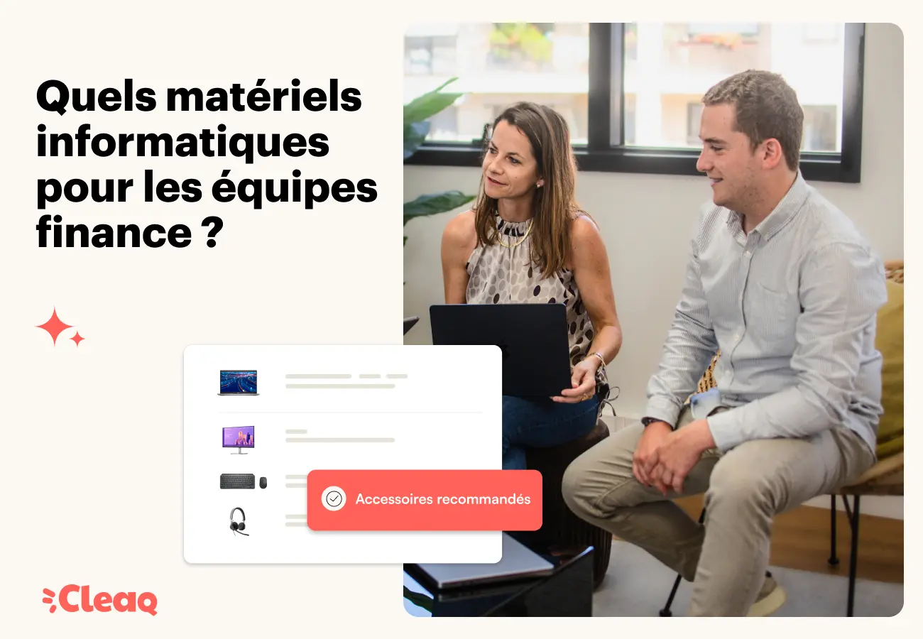 Deux collaborateurs de l'équipe finance échangeant à leur bureau