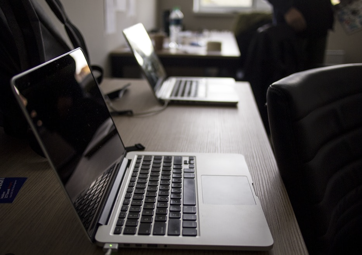 Ordinateur portable ouvert sur une table dans une salle de réunion