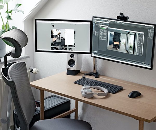Poste de travail équipé de deux écrans et d'un fauteuil ergonomique