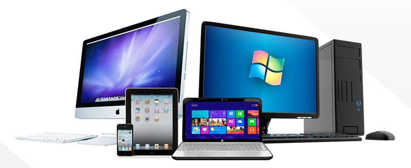 Ordinateurs de bureau, ordinateurs portables, tablette et smartphone réunis sur fond blanc