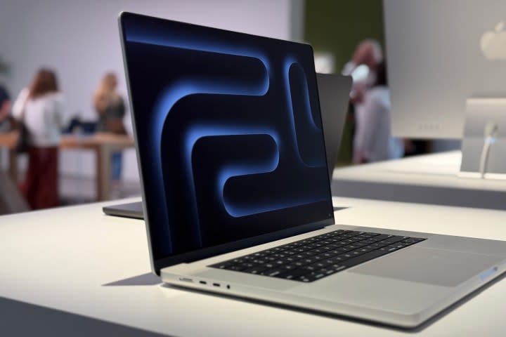 MacBook Pro ouvert sur une table dans un espace de travail