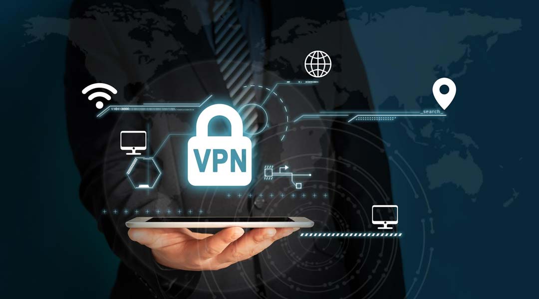 Main tenant un smartphone avec une icône de VPN et un cadenas en surimpression
