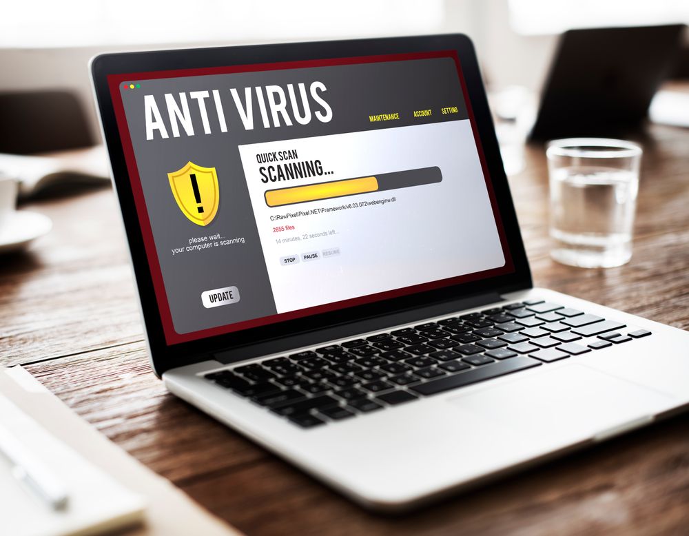 Ordinateur portable affichant un antivirus en cours d'analyse