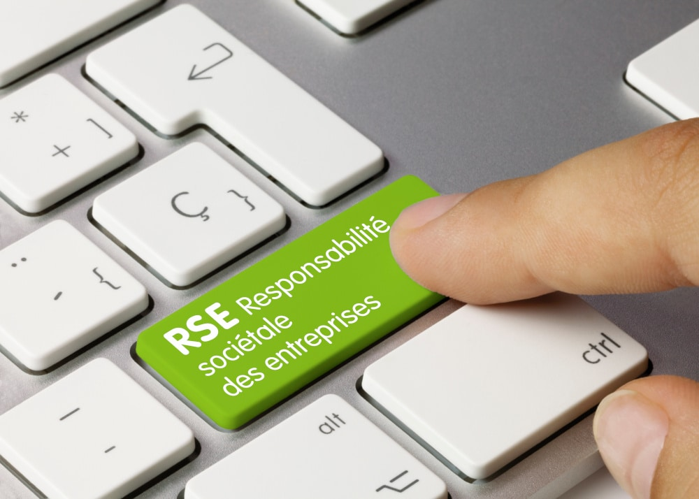 Doigt appuyant sur une touche de clavier verte marquée RSE